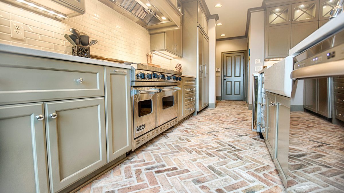 What Cabinet Features Improve Kitchen Storage Efficiency?